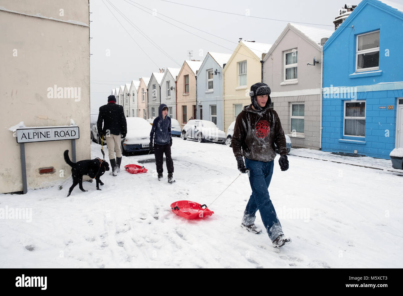 Hastings, East Sussex, Regno Unito. Il 27 febbraio, 2018. Regno Unito: Meteo Lads con slitte approfittando della neve con neve caduta sul appropriatamente chiamato Alpine Road, su West Hill, in Hastings, East Sussex, Regno Unito. Foto Stock