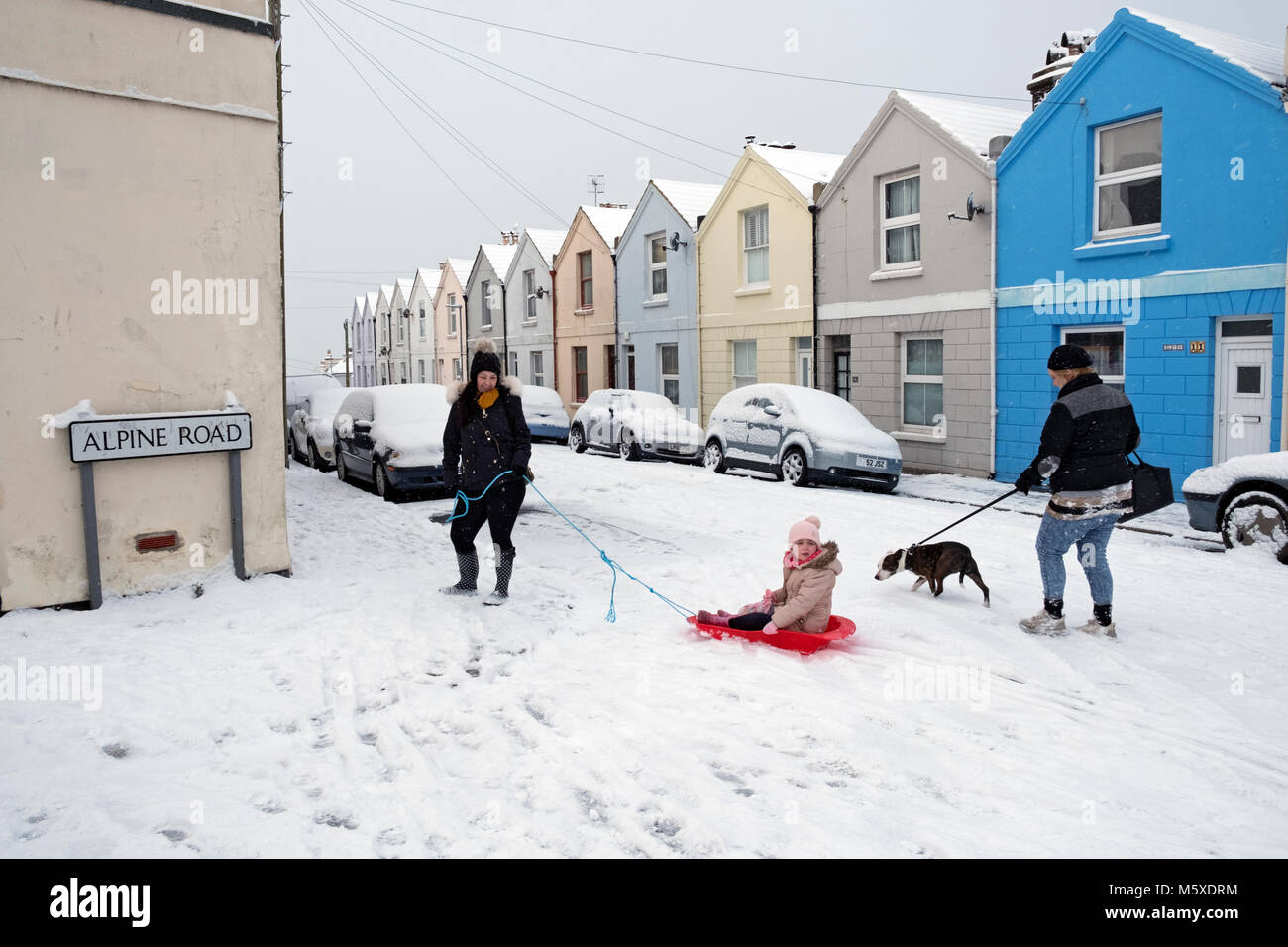 Hastings, inverno, Sussex est, Regno Unito. 28 Feb 2018. Goditi le condizioni meteorologiche innevate sulla strada Alpine, sulla West Hill, a Hastings, East Sussex, Regno Unito. Foto Stock