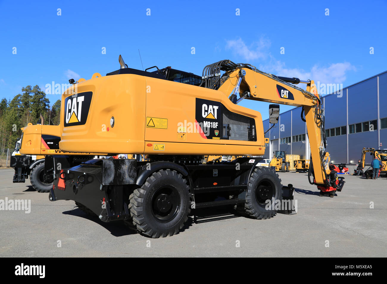 LIETO, Finlandia - 21 Marzo 2015: Cat M318F Escavatore a ruote su un cantiere. M318F è dotata di standard di parte posteriore e laterale ampio angolo di videocamere per operatore di vedere che cosa Foto Stock