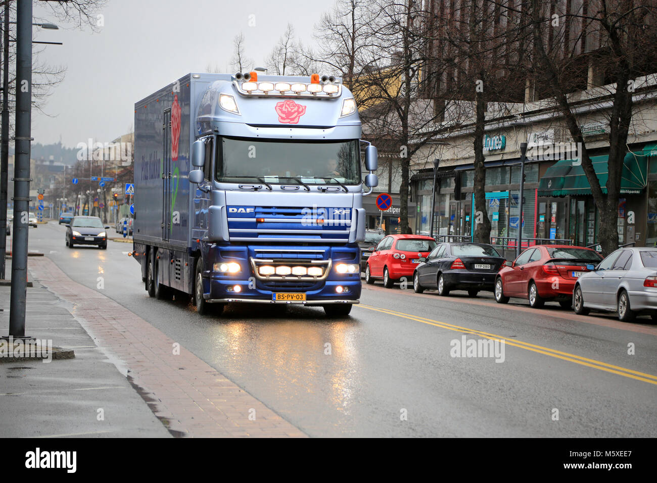 SALO, Finlandia - 12 Aprile 2015: Olandese DAF XF105 Fiore carrello in Finlandia. Nei Paesi Bassi è il più grande giocatore in floricoltura in tutto il mondo. Foto Stock