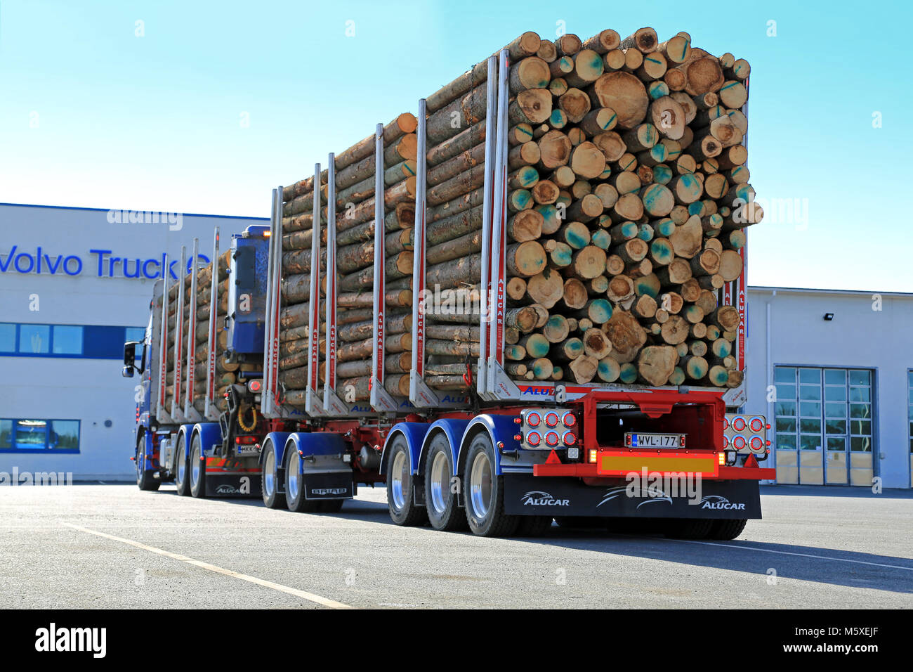 FORSSA, Finlandia - 11 Aprile 2015: Volvo FH16 registrazione 700 combinazione veicolo. La Volvo FH16 è destinato per la molto più pesante e più esigenti di t Foto Stock