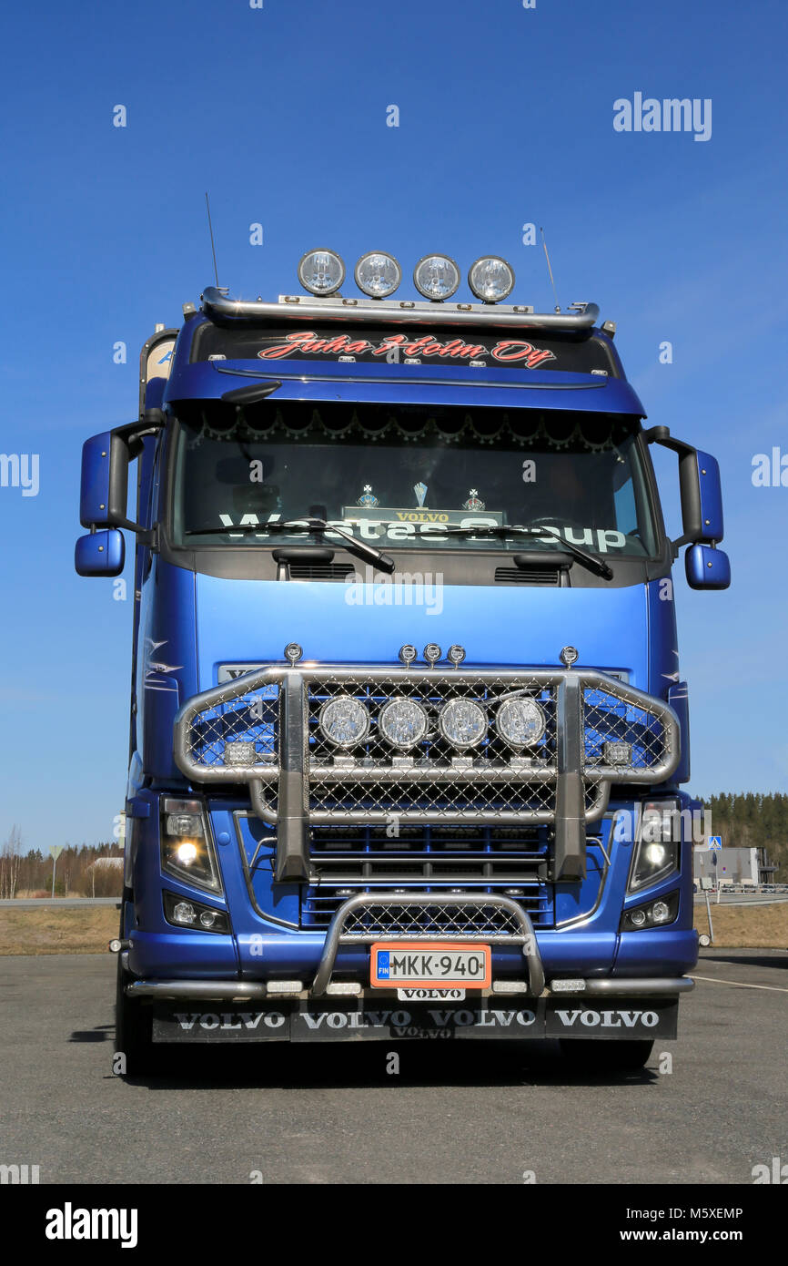 FORSSA, Finlandia - 11 Aprile 2015: Volvo FH16 700 carrello di registrazione su un cantiere. La Volvo FH16 è destinato per la molto più pesante e più esigenti di trans Foto Stock