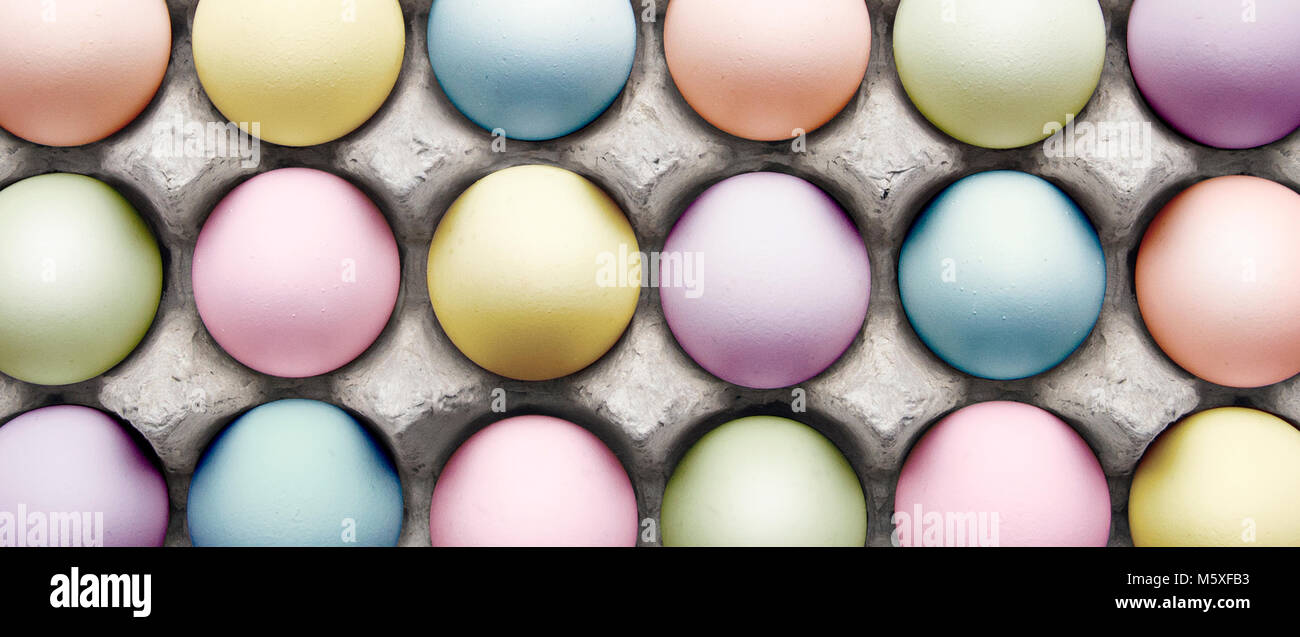 Tinti di uova di Pasqua in scatola di cartone Foto Stock