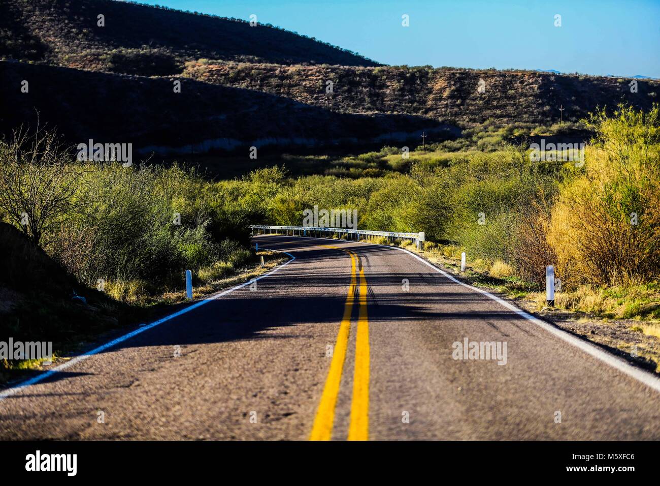 La statale tra Cumpas e Nacozari, chiamato anche Ruta de la Sierra in Sonora, Messico. Sierra Madre Occidental. Viaggiare, deserto paesaggio, sky Foto Stock