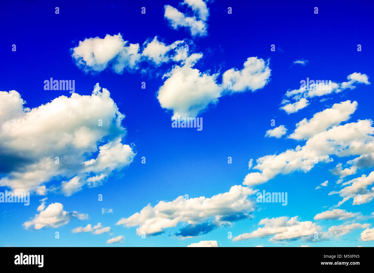 Skyscape con cumulus nubi nel cielo blu Foto Stock