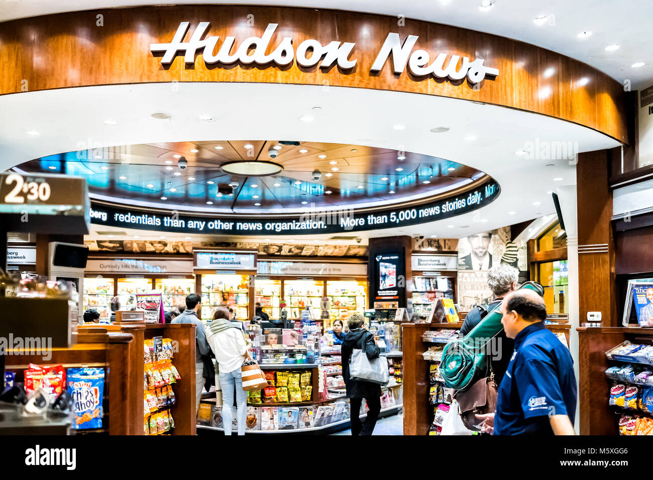 New York, Stati Uniti d'America - 29 Ottobre 2017: Grand Central Terminal alla metropolitana di New York City con il segno, la gente camminare all'interno di Hudson Group news store shop Foto Stock