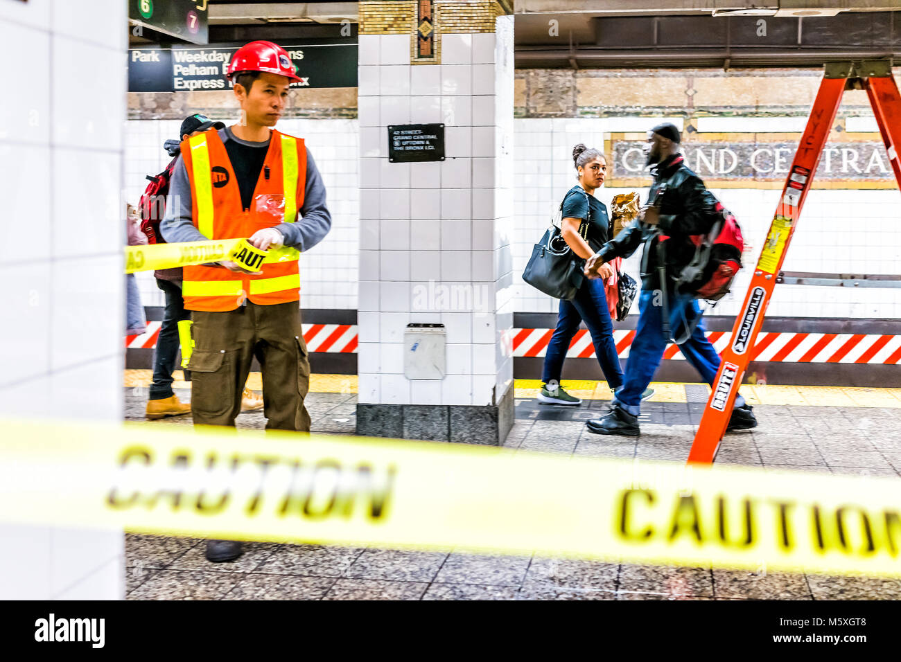 La città di New York, Stati Uniti d'America - 29 Ottobre 2017: lavoratore dipendente di ispezionare perdita in transito sotterraneo vuoto grande piattaforma in NYC La Stazione della Metropolitana di Grand Cento Foto Stock