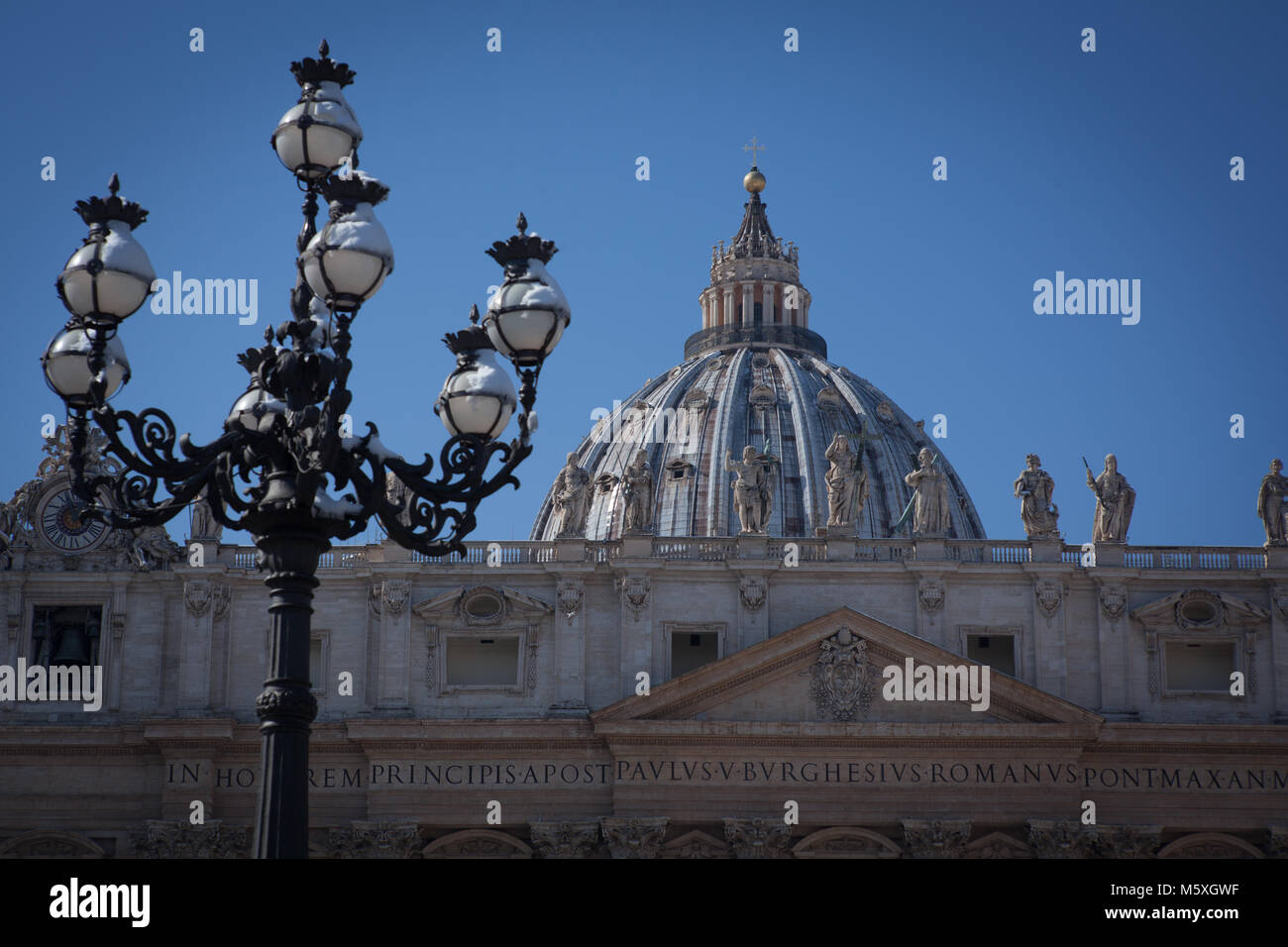 Pupazzo di neve in san pietro basilica square. neve a Roma Foto Stock