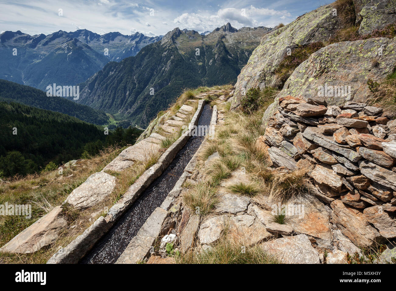 Parte di un antico in pietra della tubazione dell'acqua, irrigazione, pietra acquedotto, Lavizzara, Canton Ticino, Svizzera Foto Stock