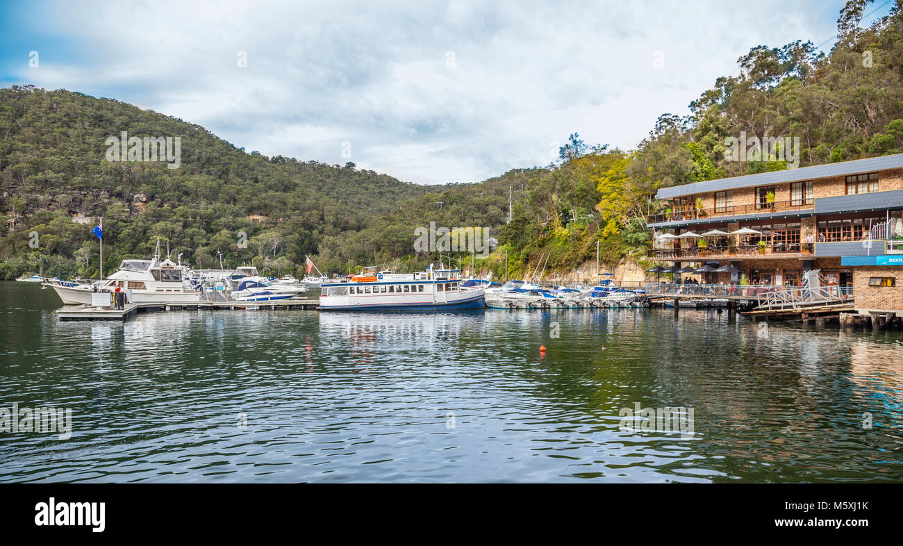 Australia, Nuovo Galles del Sud, Nord di Sydney North Shore regione, vista di Berowra Waters Marina e Berowra Waters pesce Cafe, un popolare lungomare resta Foto Stock