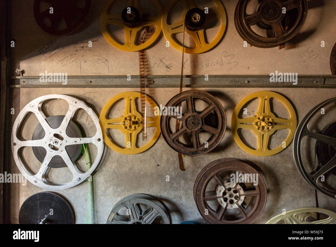 Vintage bobine di pellicola appeso a una parete interna di un vecchio cinema Foto Stock