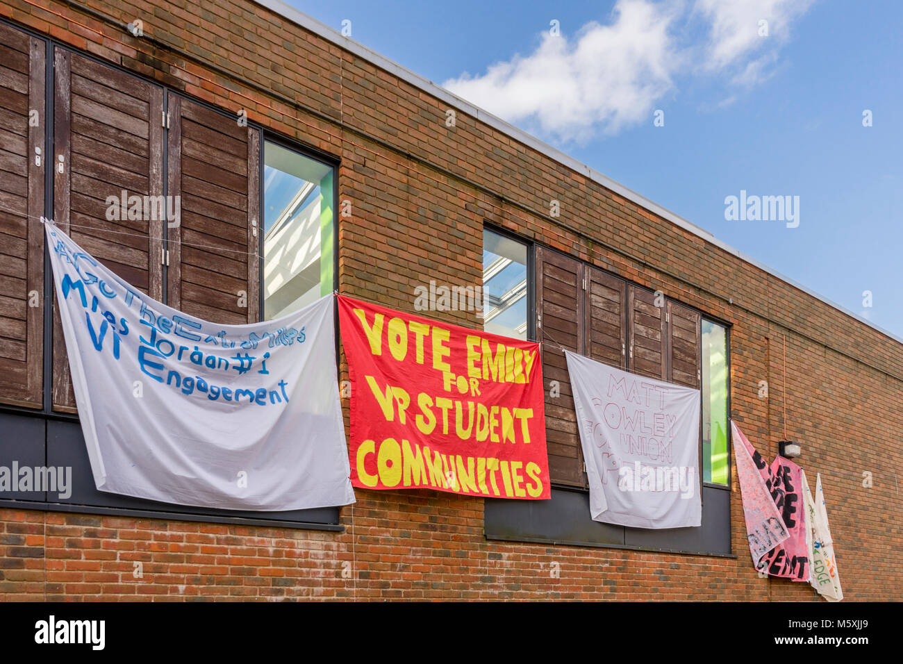 Banner appesi da un edificio durante il SUSU campagna elettorale presidenziale 2018 a Highfield Campus dell'Università di Southampton, England, Regno Unito Foto Stock