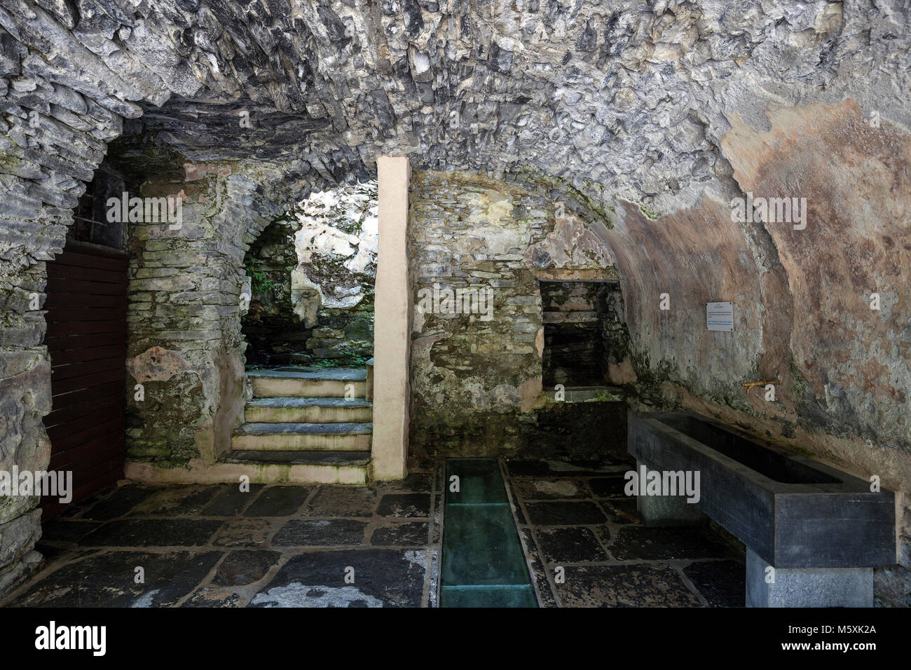 La rovina, vecchio bagno pubblico di Craveggia, Bagni di Craveggia, Piemonte, Italia Foto Stock