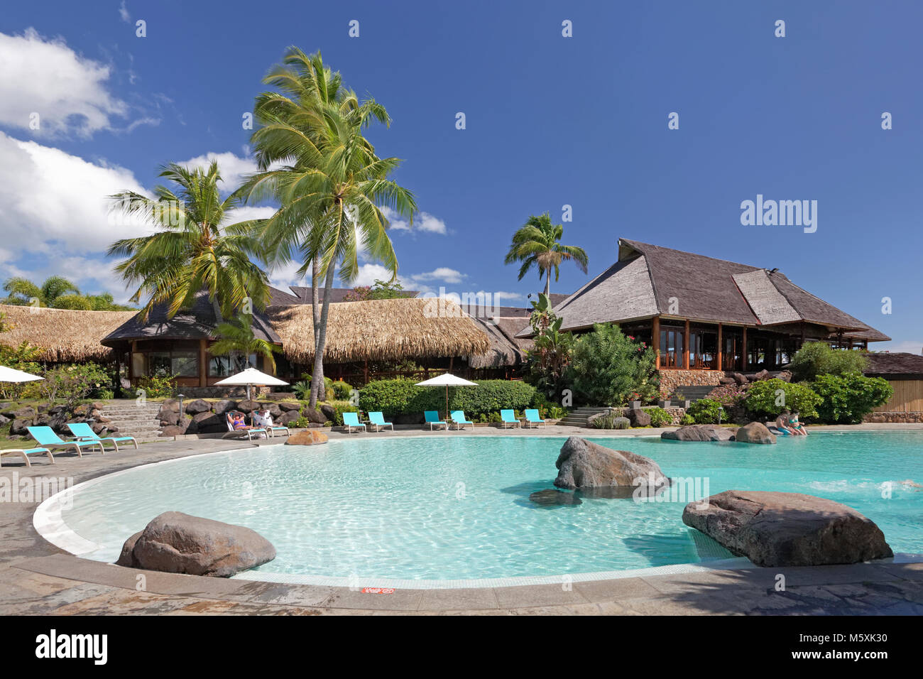 Piscina, complesso alberghiero, Hilton Hotel, Moorea, Oceano Pacifico Isole della Società, Polinesia Francese Foto Stock