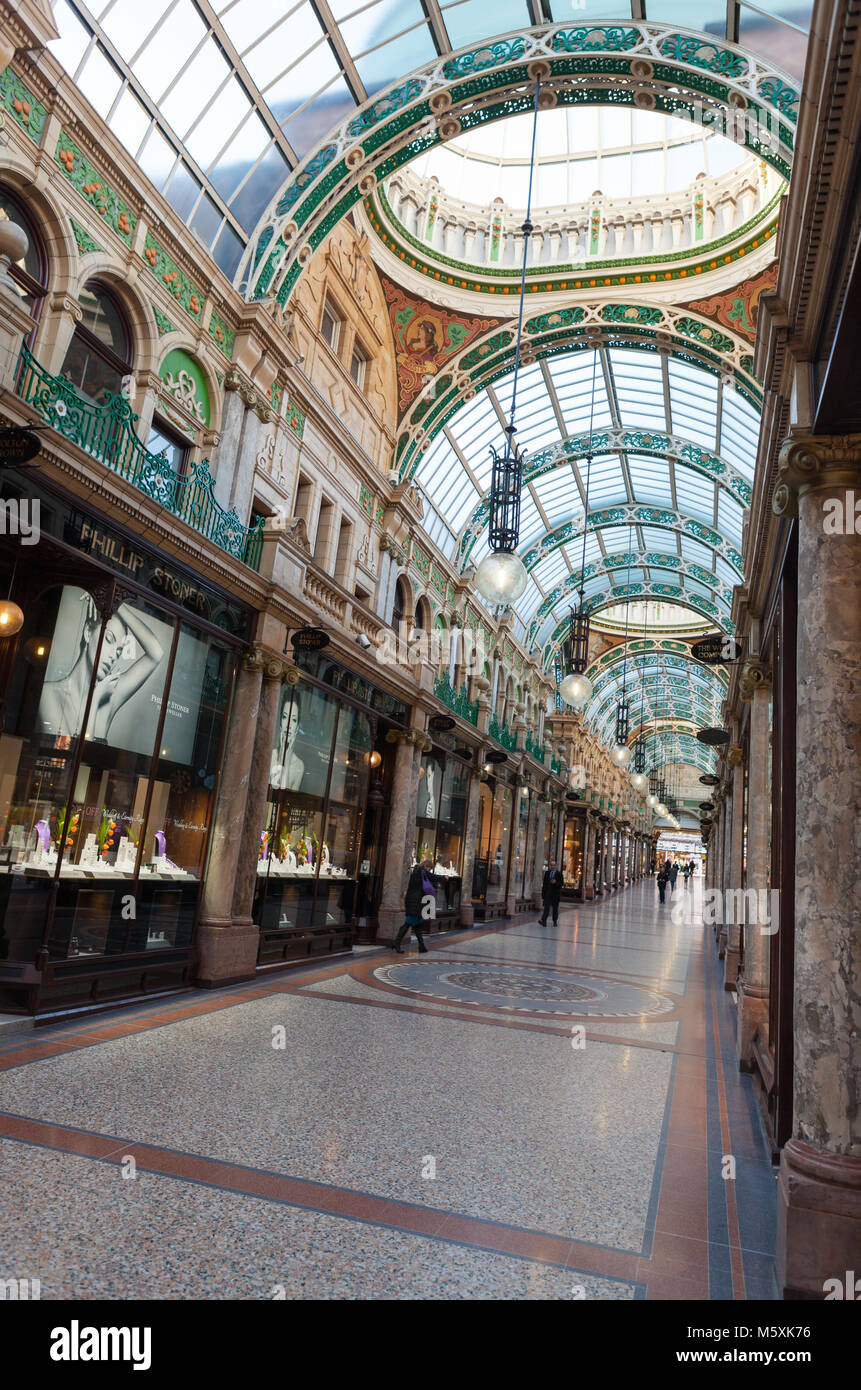 All'interno della County Arcade a Leeds, un meraviglioso periodo Vittoriano shopping arcade. Foto Stock