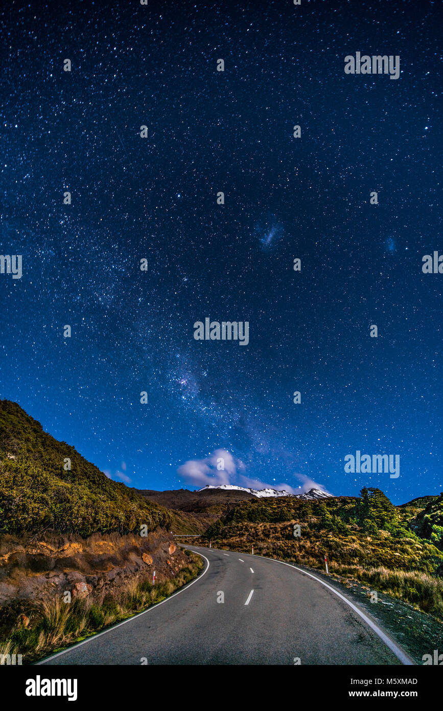 Remote Street verso il Monte Ruapehu sotto il cielo stellato in Nuova Zelanda Foto Stock