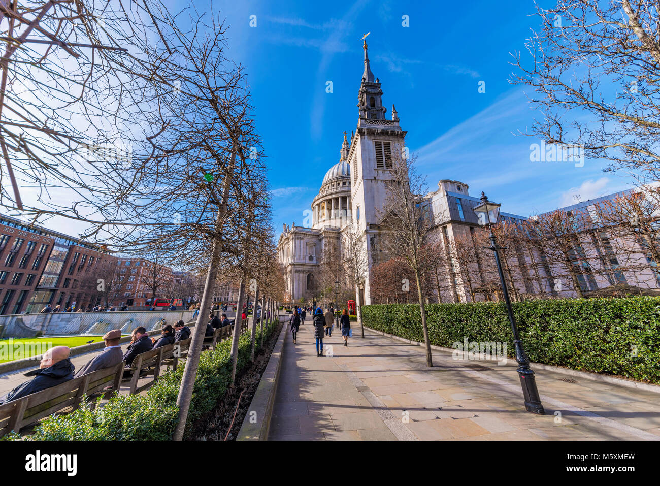 LONDON, Regno Unito - 16 febbraio: questa è una vista della Cattedrale di St Paul, la storica cattedrale e il famoso punto di riferimento nella zona del centro cittadino a febbraio Foto Stock