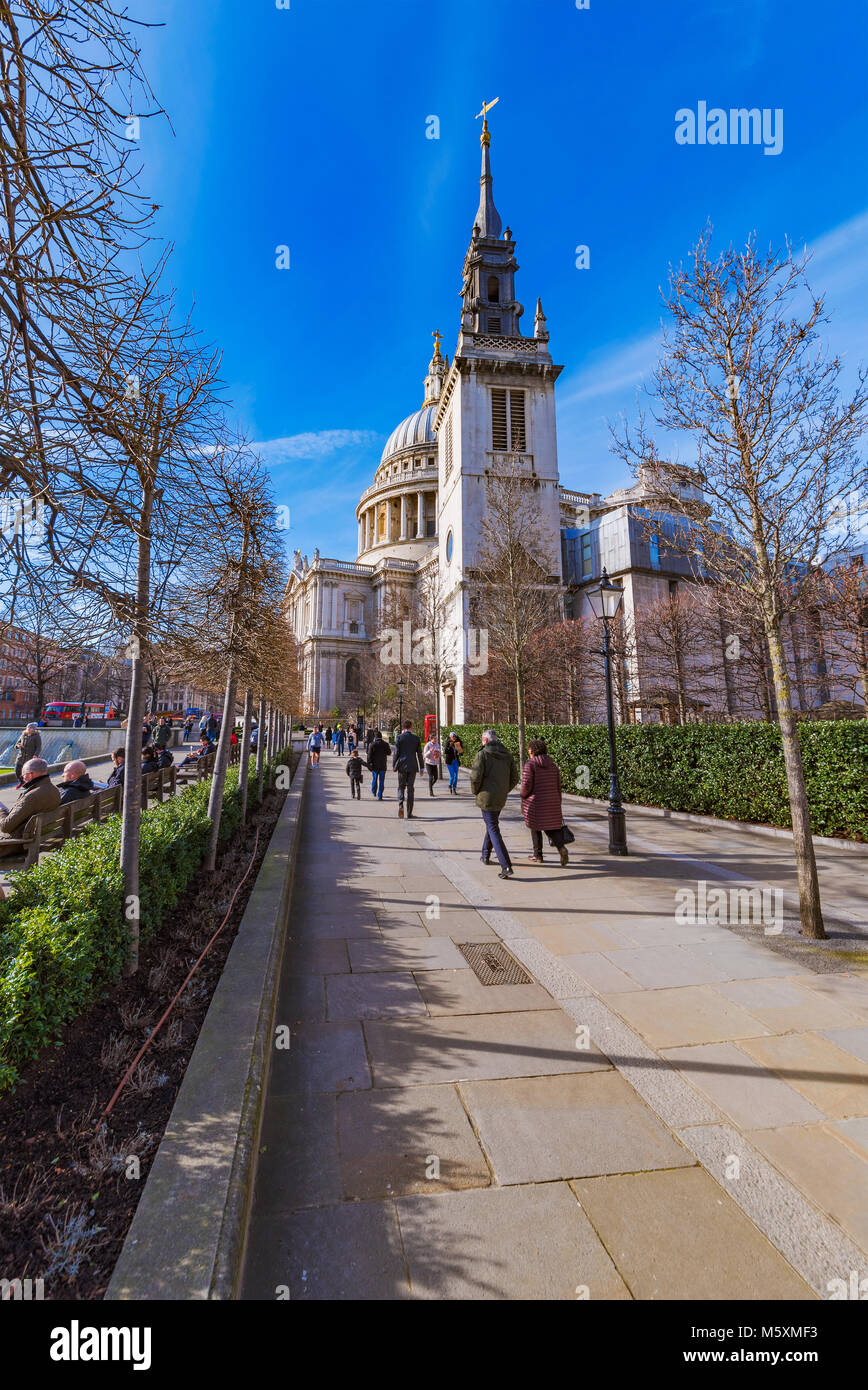 LONDON, Regno Unito - 16 febbraio: questa è una vista della Cattedrale di St Paul, la storica cattedrale e il famoso punto di riferimento nella zona del centro cittadino a febbraio Foto Stock