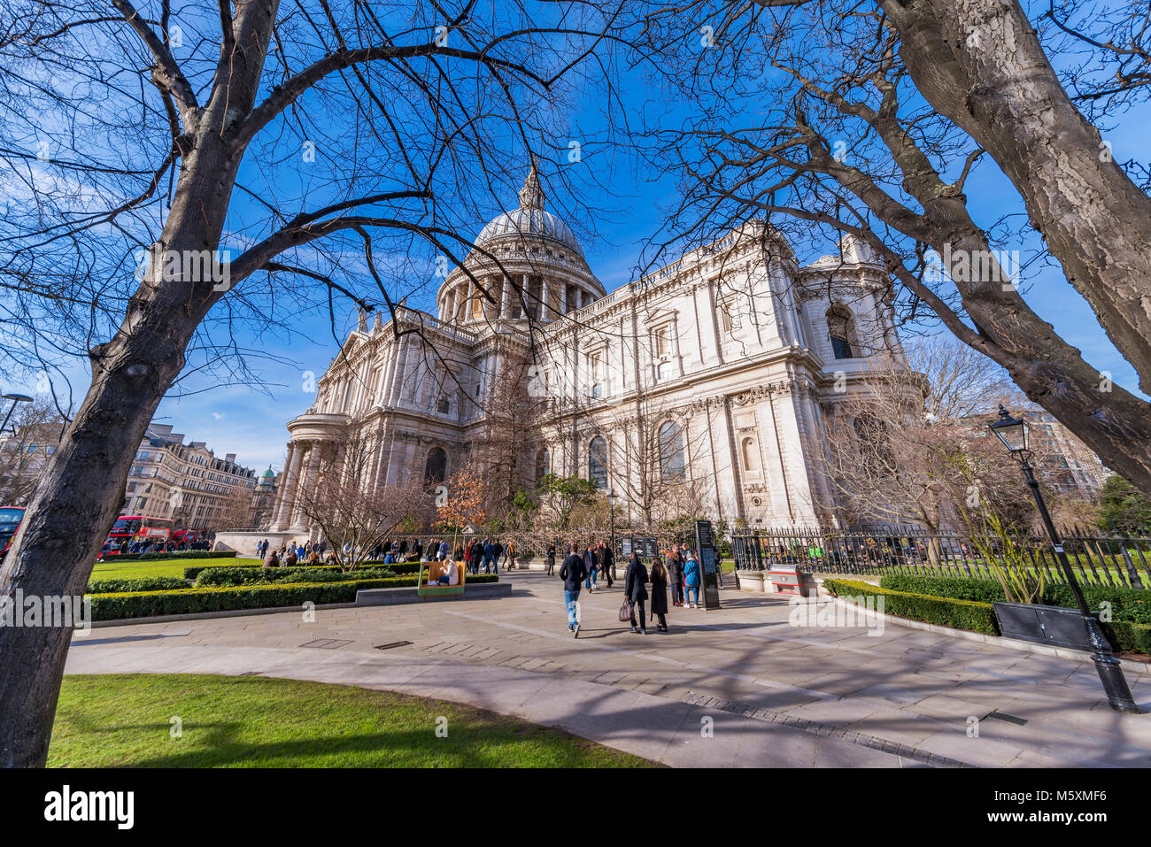 LONDON, Regno Unito - 16 febbraio: questa è una vista della Cattedrale di St Paul, la storica cattedrale e il famoso punto di riferimento nella zona del centro cittadino a febbraio Foto Stock