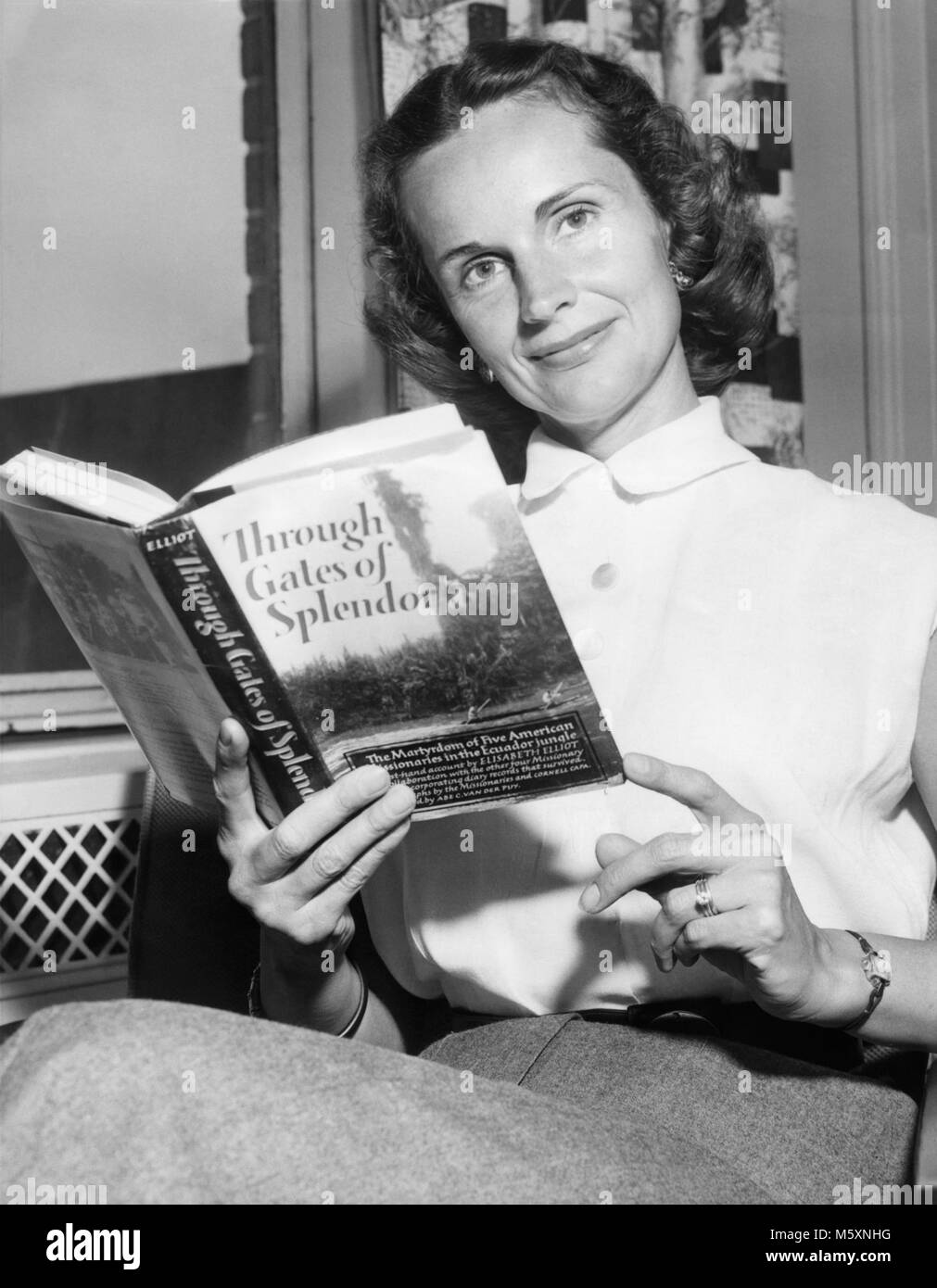 Ruth Bell Graham (1920-2007), moglie di evangelista americano Billy Graham, missionario di lettura Elisabeth Elliot il libro attraverso cancelli di splendore nel 1957 durante la visita a New York City per Billy Graham la crociata al Madison Square Gardens. Foto Stock