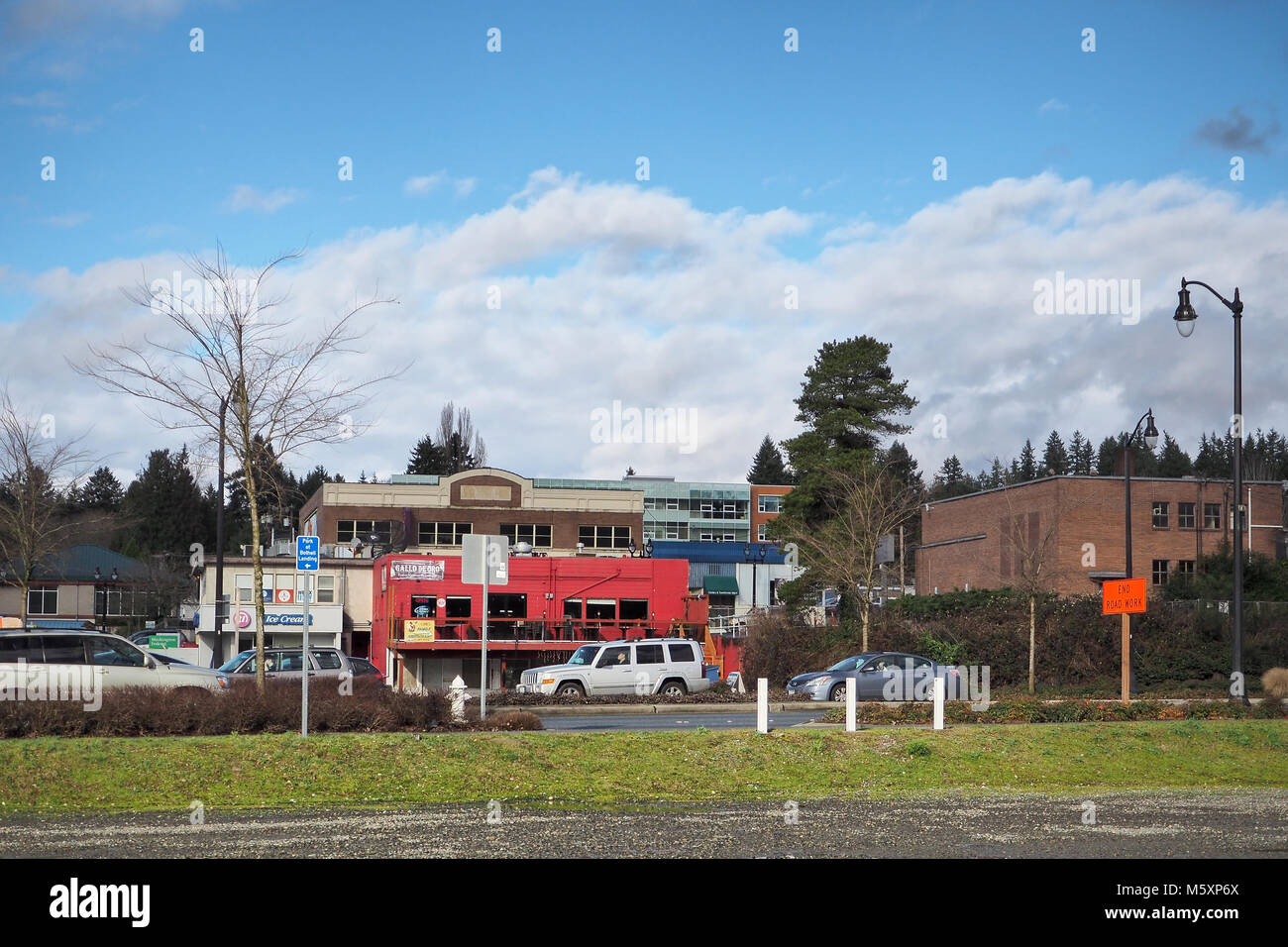 Vista su Bothell Way NE street a Bothell, WA nel gennaio 2018 Foto Stock