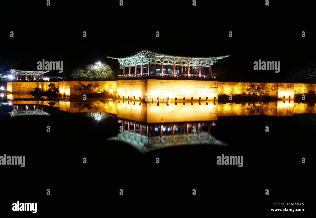 I padiglioni di Anapji stagno di notte si riflette nell'acqua di Gyeongju, Corea del Sud. Foto Stock