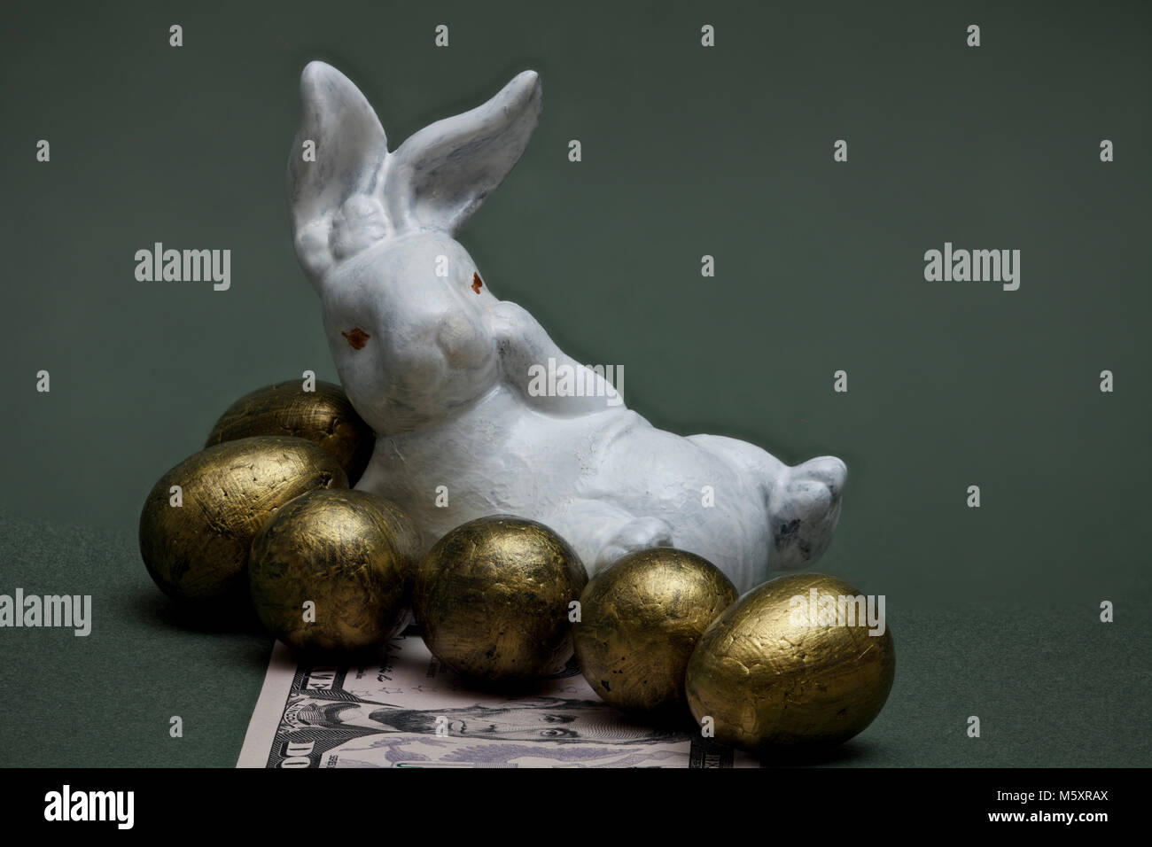 La banconota coniglio con uova d'oro Foto Stock