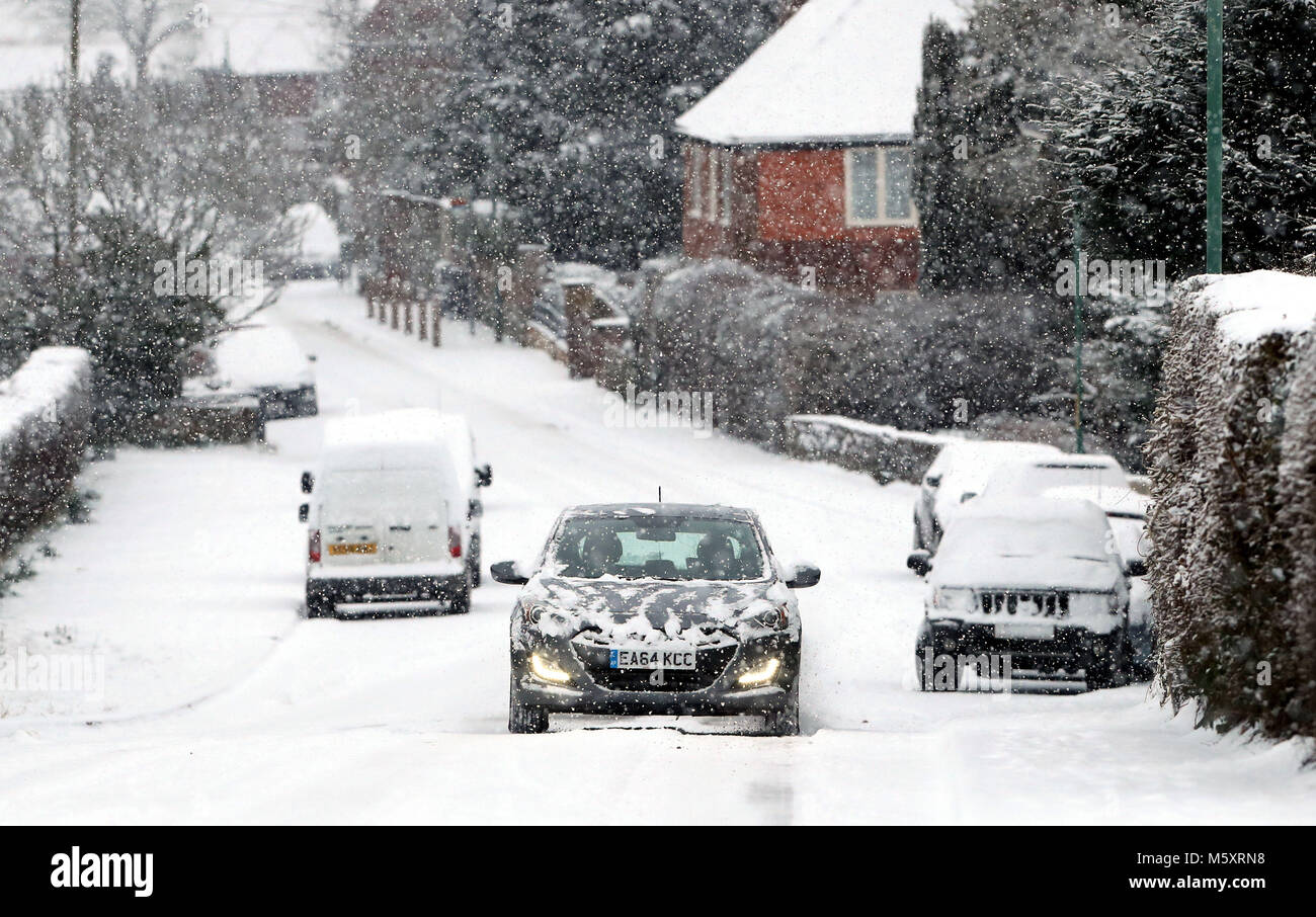 Le automobili viaggiano attraverso un grande grafico in Ashford, Kent, a seguito di una notte pesante nevicata che ha provocato interruzioni in tutta la Gran Bretagna. Foto Stock