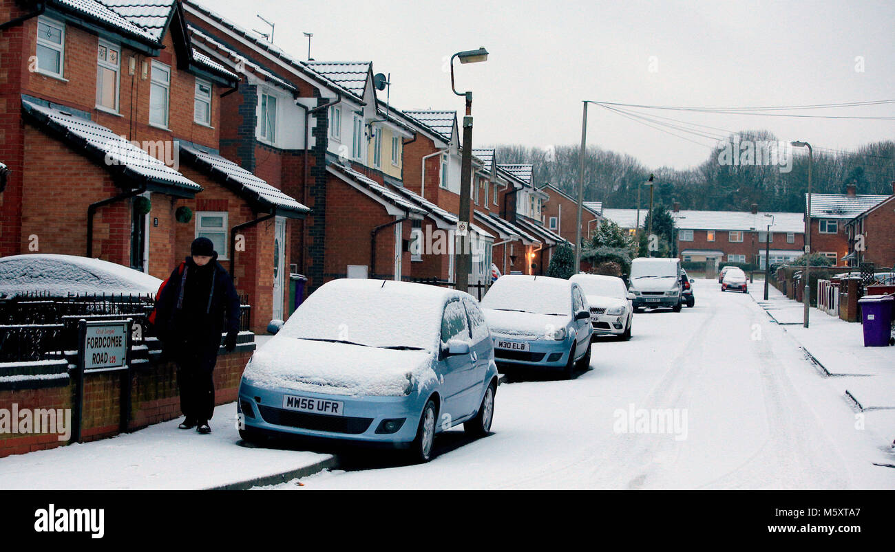 Auto coperto di neve in Liverpool, a seguito di una notte pesante nevicata che ha provocato interruzioni in tutta la Gran Bretagna. Foto Stock