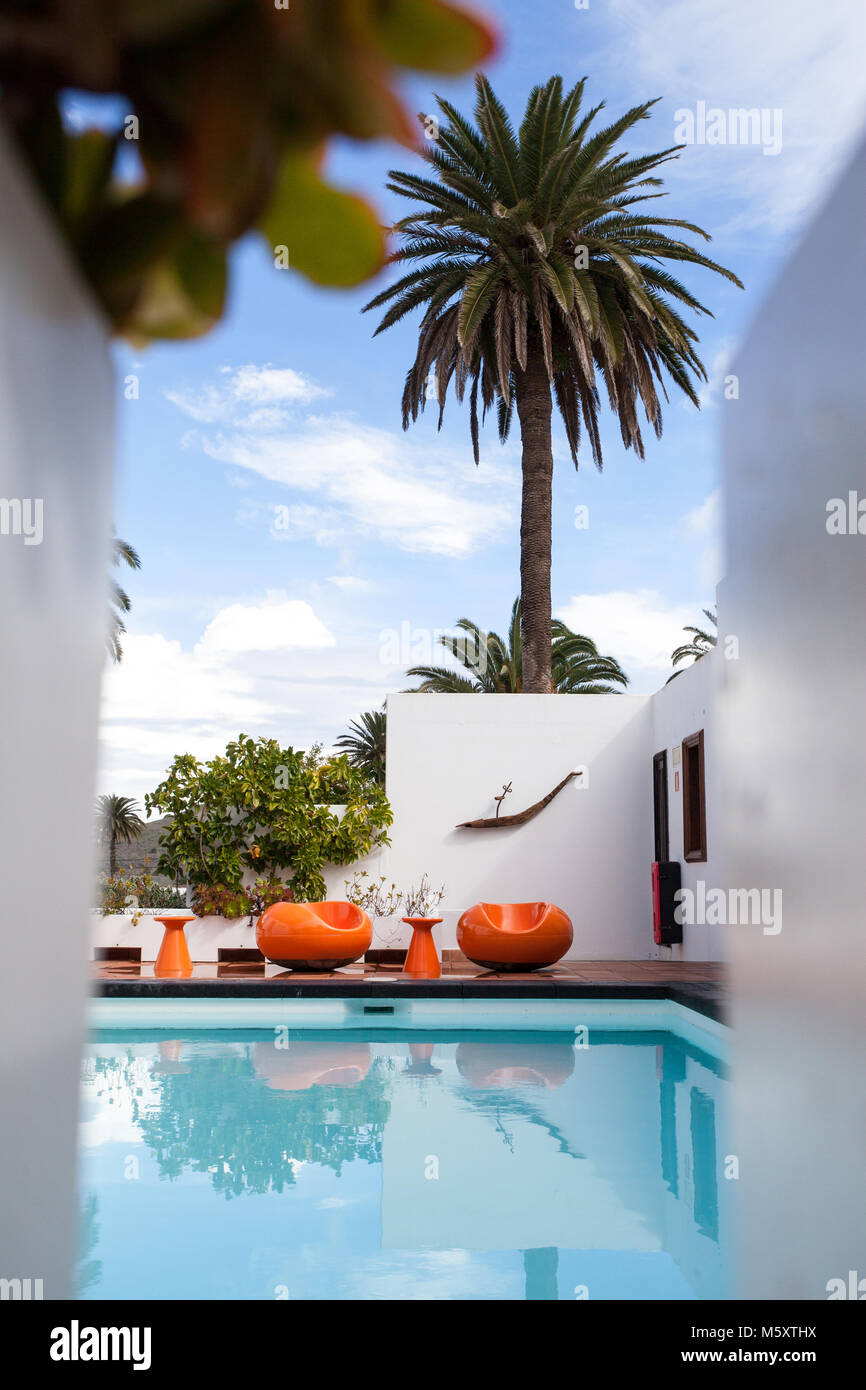 Un furtivo vista della piscina esterna presso la Casa de Manrique museum, o casa del Palmeral, in HarÃ-a, Lanzarote, Spagna Foto Stock