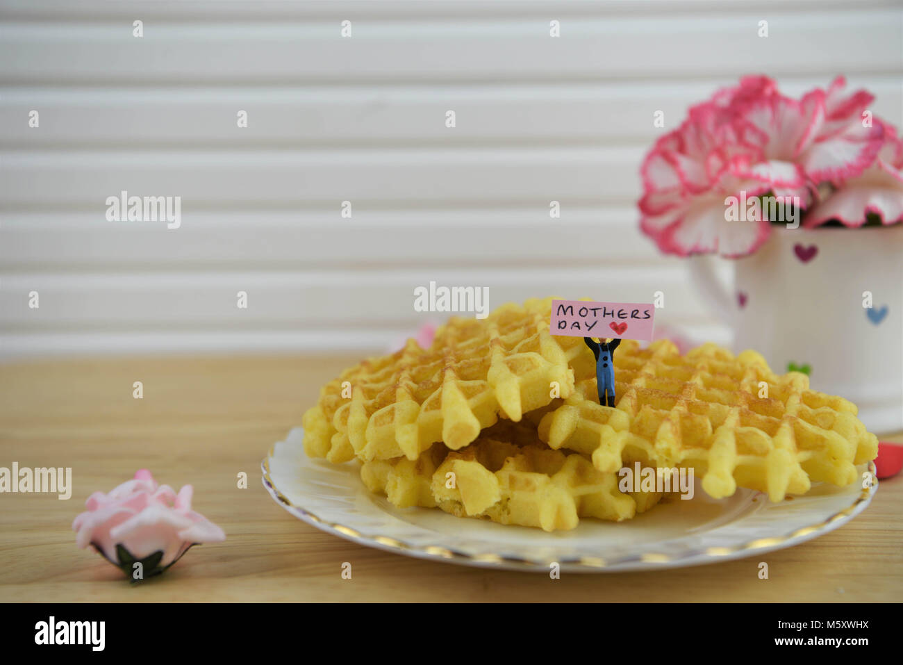 La festa della mamma regalo di prima colazione con fiori freschi Foto Stock