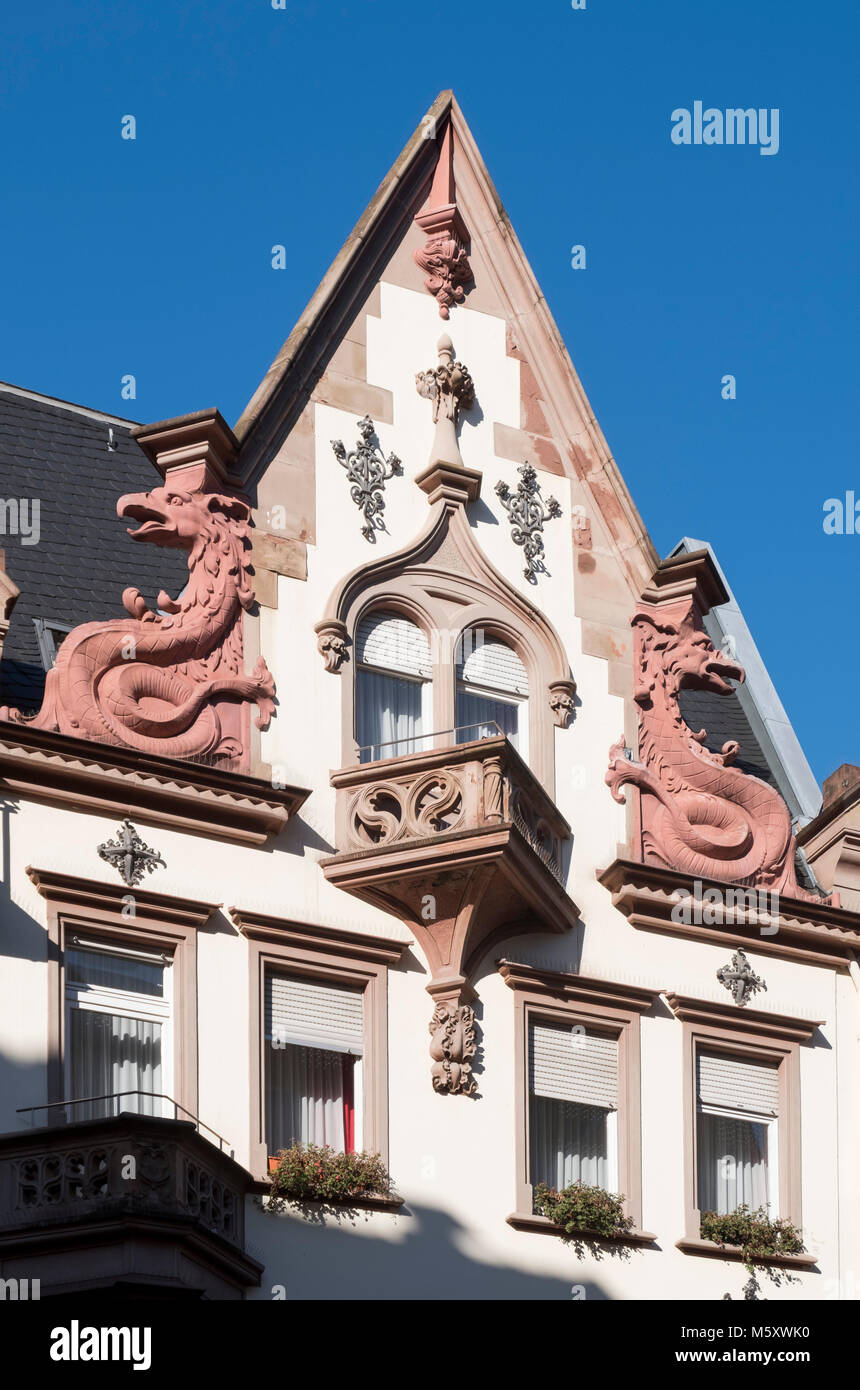 Heidelberg, Hauptstraße, historistischer Hausgiebel mit Drachen Foto Stock