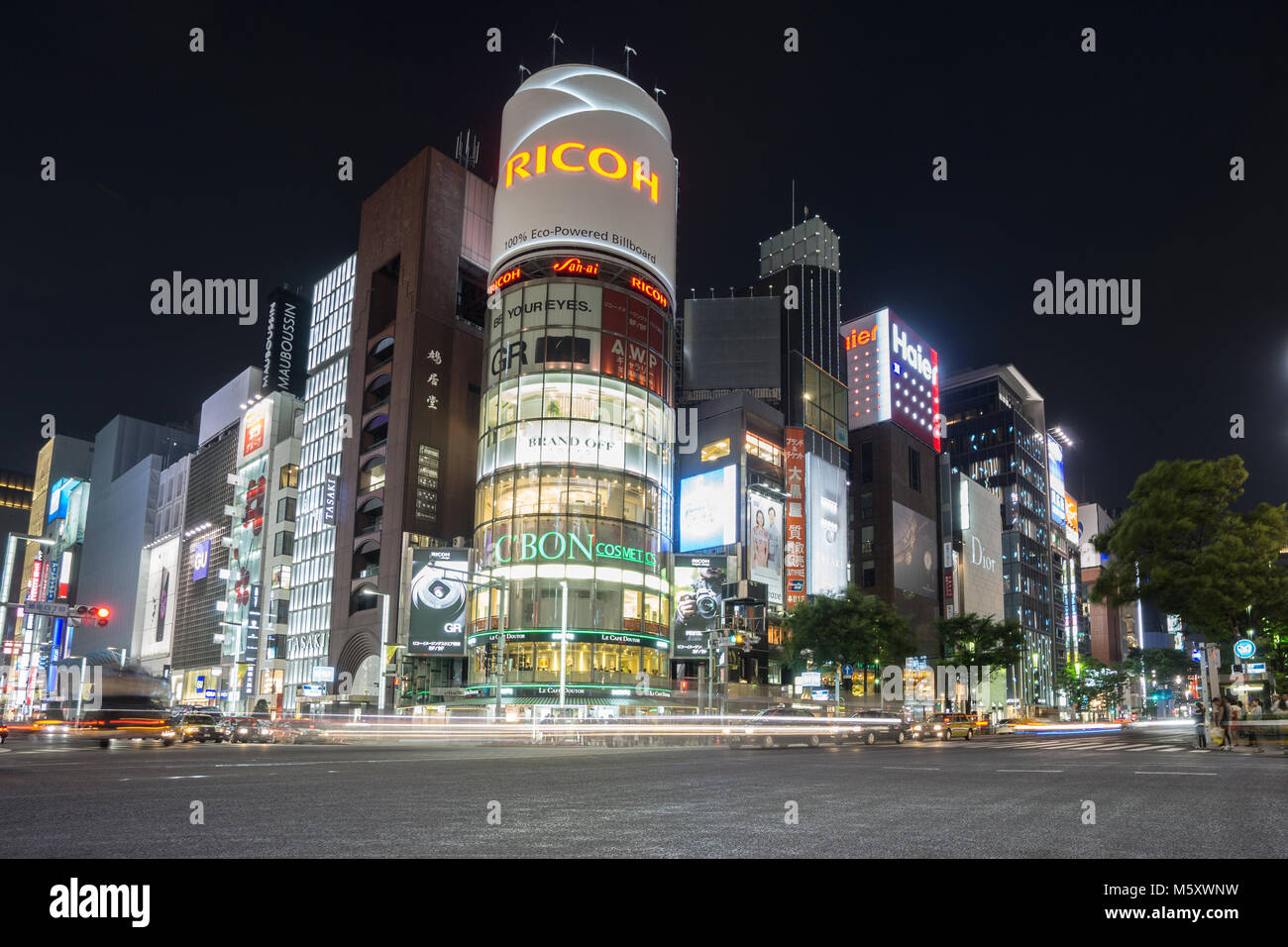 TOKYO, Giappone - 30 Maggio 2015: vista notturna di Ginza Ginza è un quartiere moderno con i più costosi negozi in Tokyo, Giappone Foto Stock
