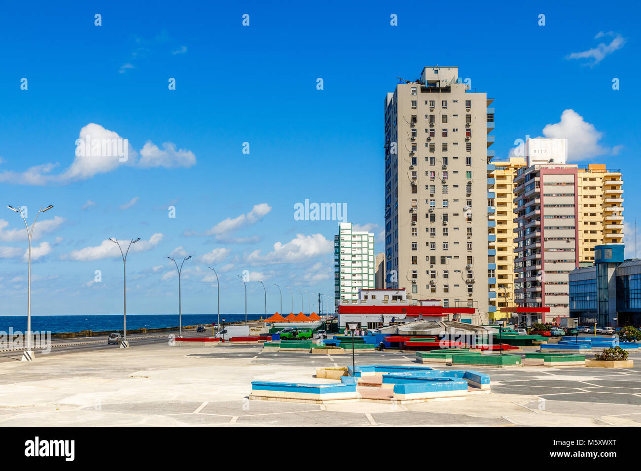 Moderni edifici resedential vicino al Malecon promenade, Vedado, Havana, Cuba Foto Stock