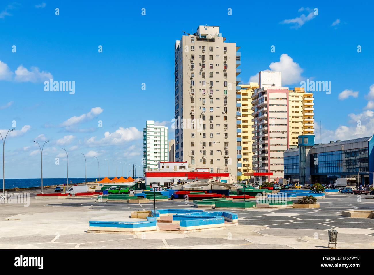 Moderni edifici resedential vicino al Malecon promenade, Vedado, Havana, Cuba Foto Stock