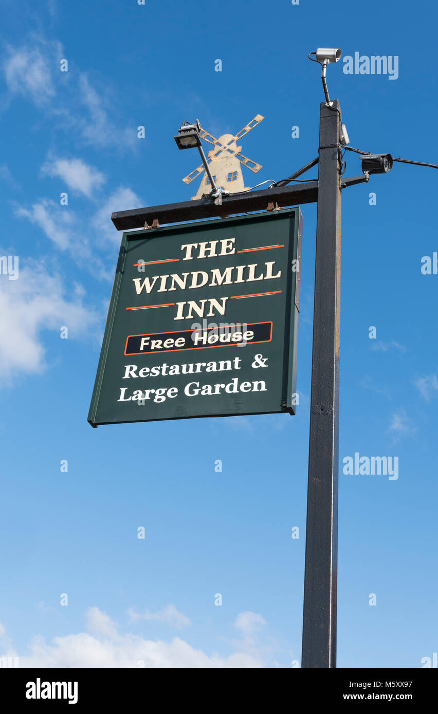 Cartello pubblicitario da appendere per il Windmill Inn casa libero (pub, public house) in Rustington, West Sussex, in Inghilterra, Regno Unito. British pub insegna. Foto Stock