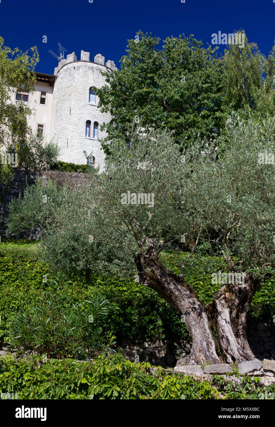 Vista su alcuni edifici del santuario di Castelmonte complessa, Italia Foto Stock