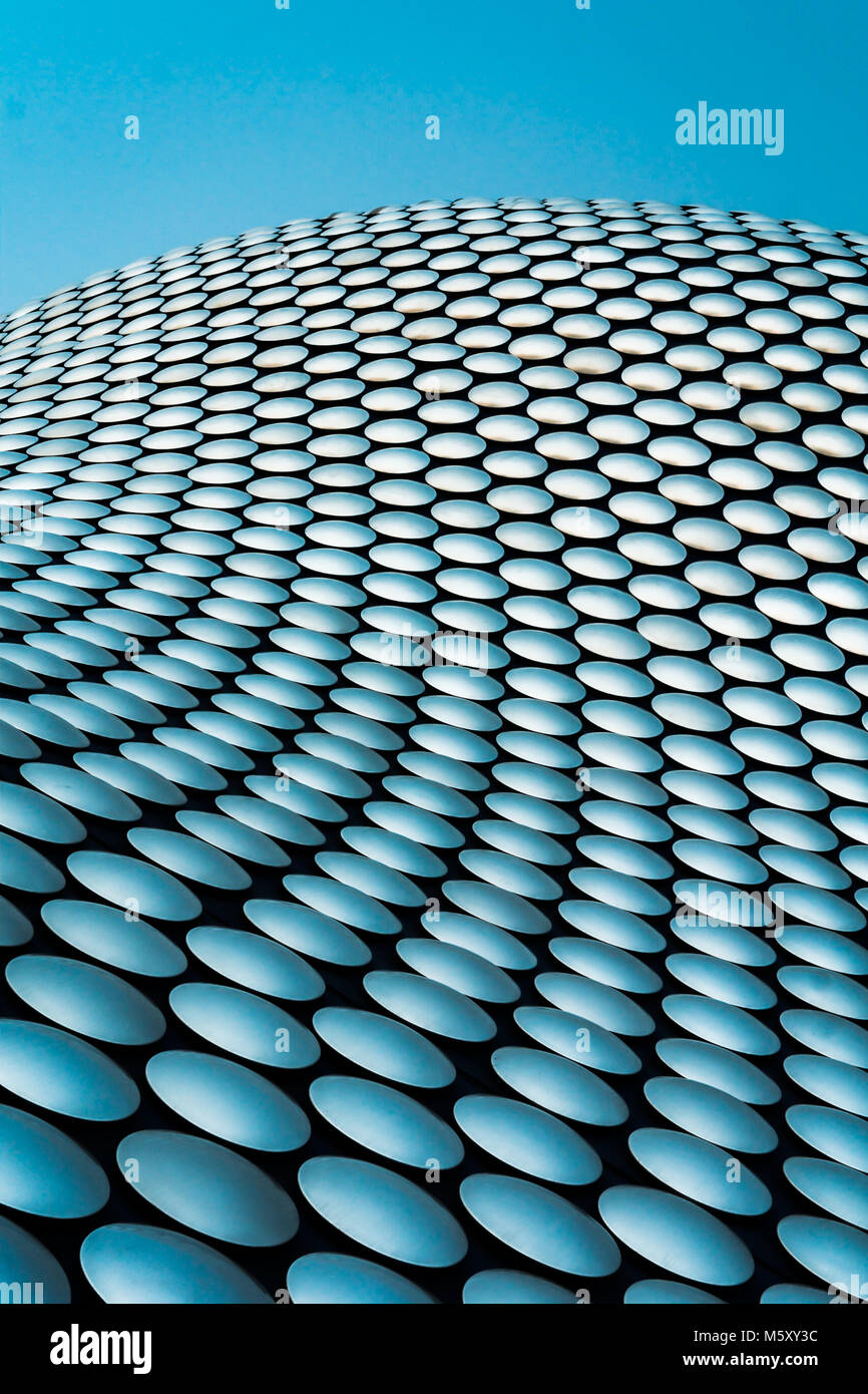 Regno Unito, Birmingham - 28 dicembre 2016. La facciata dell'edificio Selfridges a Birmingham, Inghilterra. L'edificio è stato progettato da studio di architettura Future Systems e la facciata comprende 15.000 anodizzato dischi in alluminio montato su uno sfondo blu. Foto Stock