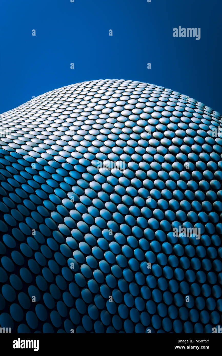 Regno Unito, Birmingham - 28 dicembre 2016. La facciata dell'edificio Selfridges a Birmingham, Inghilterra. L'edificio è stato progettato da studio di architettura Future Systems e la facciata comprende 15.000 anodizzato dischi in alluminio montato su uno sfondo blu. Foto Stock