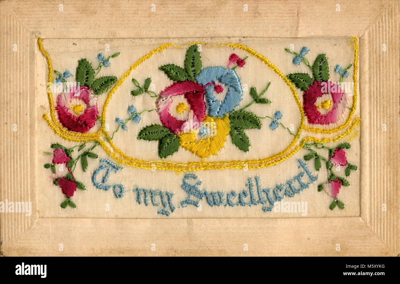 AJAXNETPHOTO. 1914-1918. WW1 EPHEMERA. - Una seta ricamata lettera CARD raffigurante una sistemazione floreale con la notazione "Alla mia sweetheart' contenuta all'interno di un bordo in rilievo del tipo inviato da soldati che serve sul fronte occidentale ai parenti in U.K. Foto:l'AJAX VINTAGE PICTURE LIBRARY REF:182602 5 Foto Stock