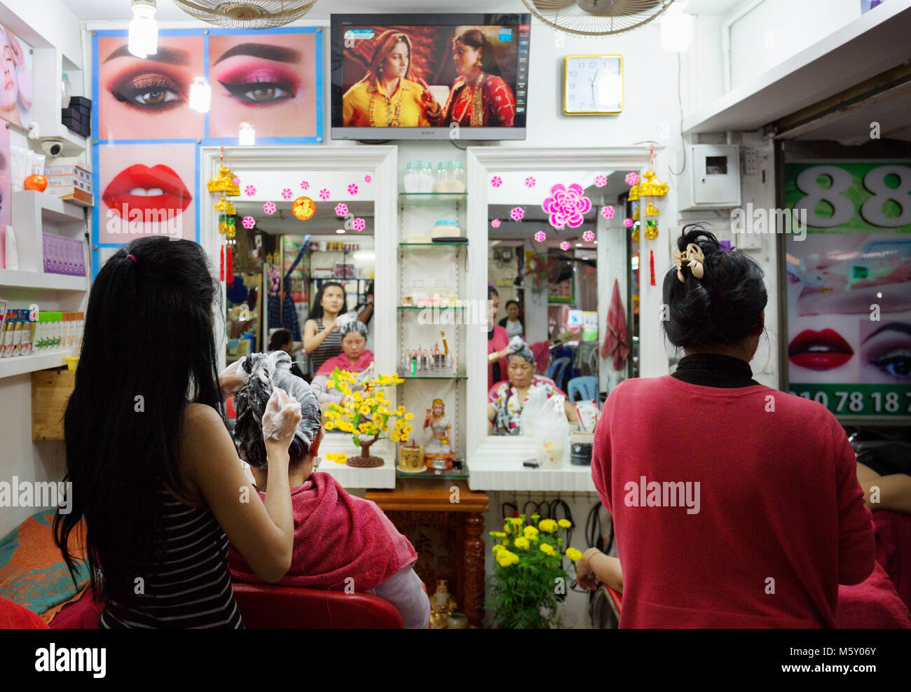 Parrucchieri di lavorare nel mercato, Phnom Penh Cambogia Asia Foto Stock