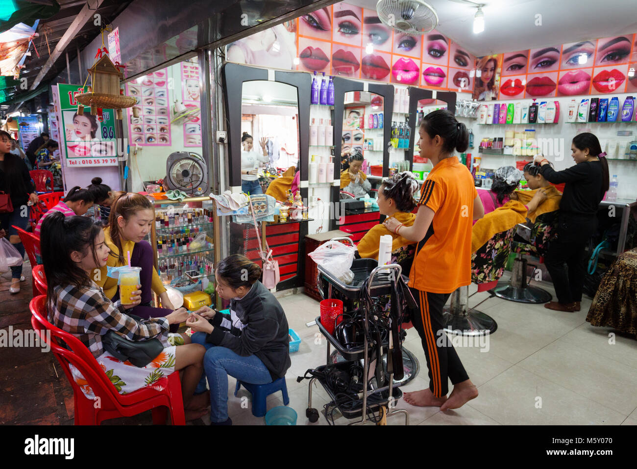 Parrucchieri di lavorare nel mercato, Phnom Penh Cambogia Asia Foto Stock