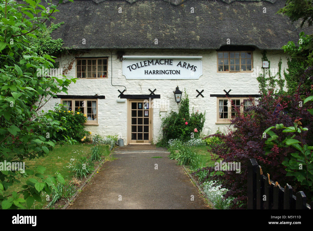 The Tollemache Arms, un grazioso pub del villaggio con tetto di paglia ad Harrington, Northamptonshire, Regno Unito; nominato Great British Pub of the Year 2024 Foto Stock