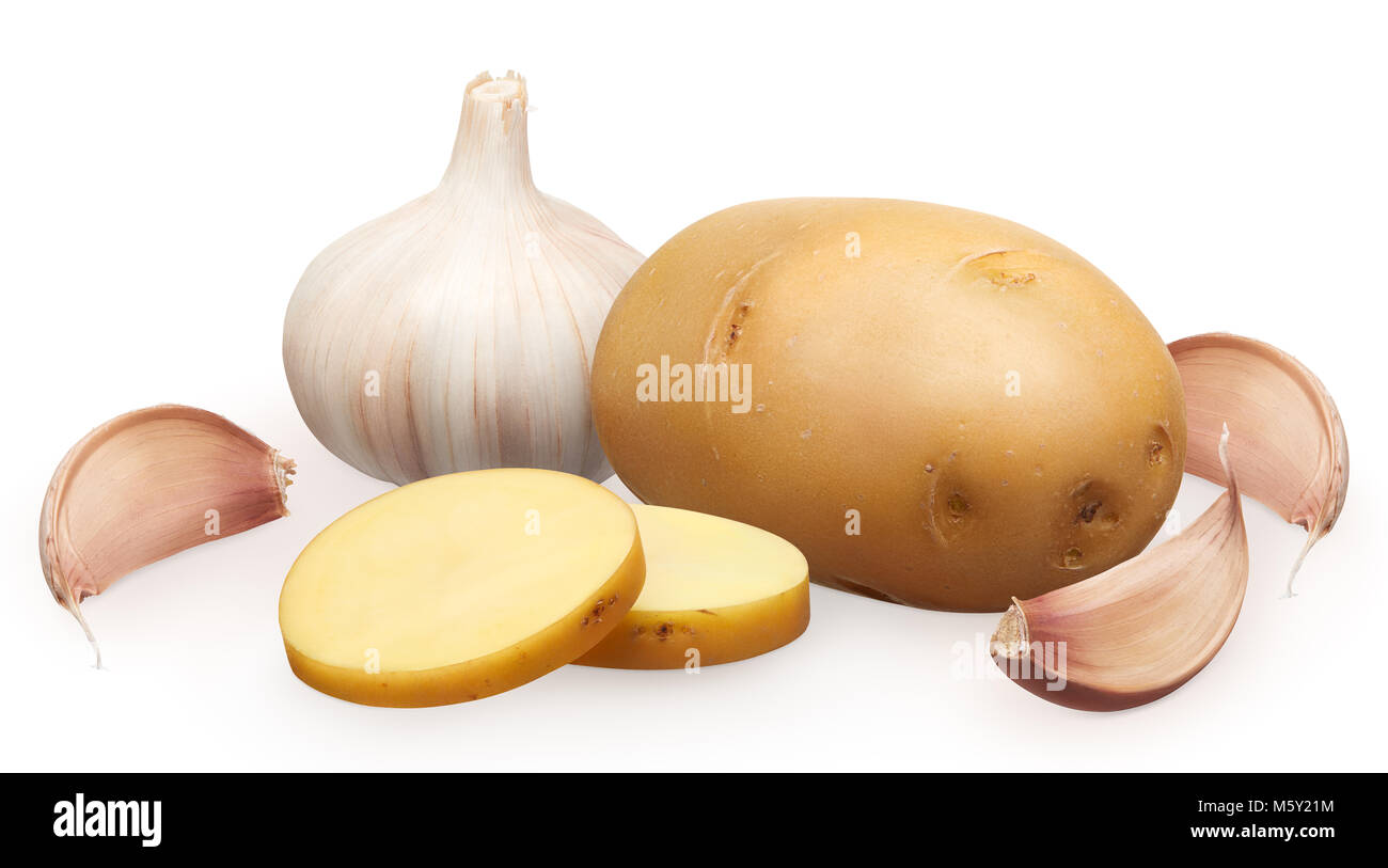 Intero fresco con la buccia di patate con due pezzi tritato e aglio con chiodi di garofano isolati su sfondo bianco Foto Stock