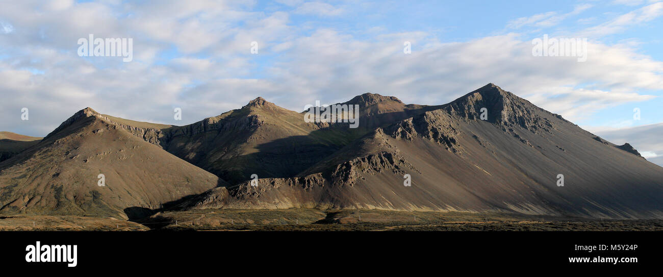 Montagne vicino Borgarnes, western Islanda Foto Stock