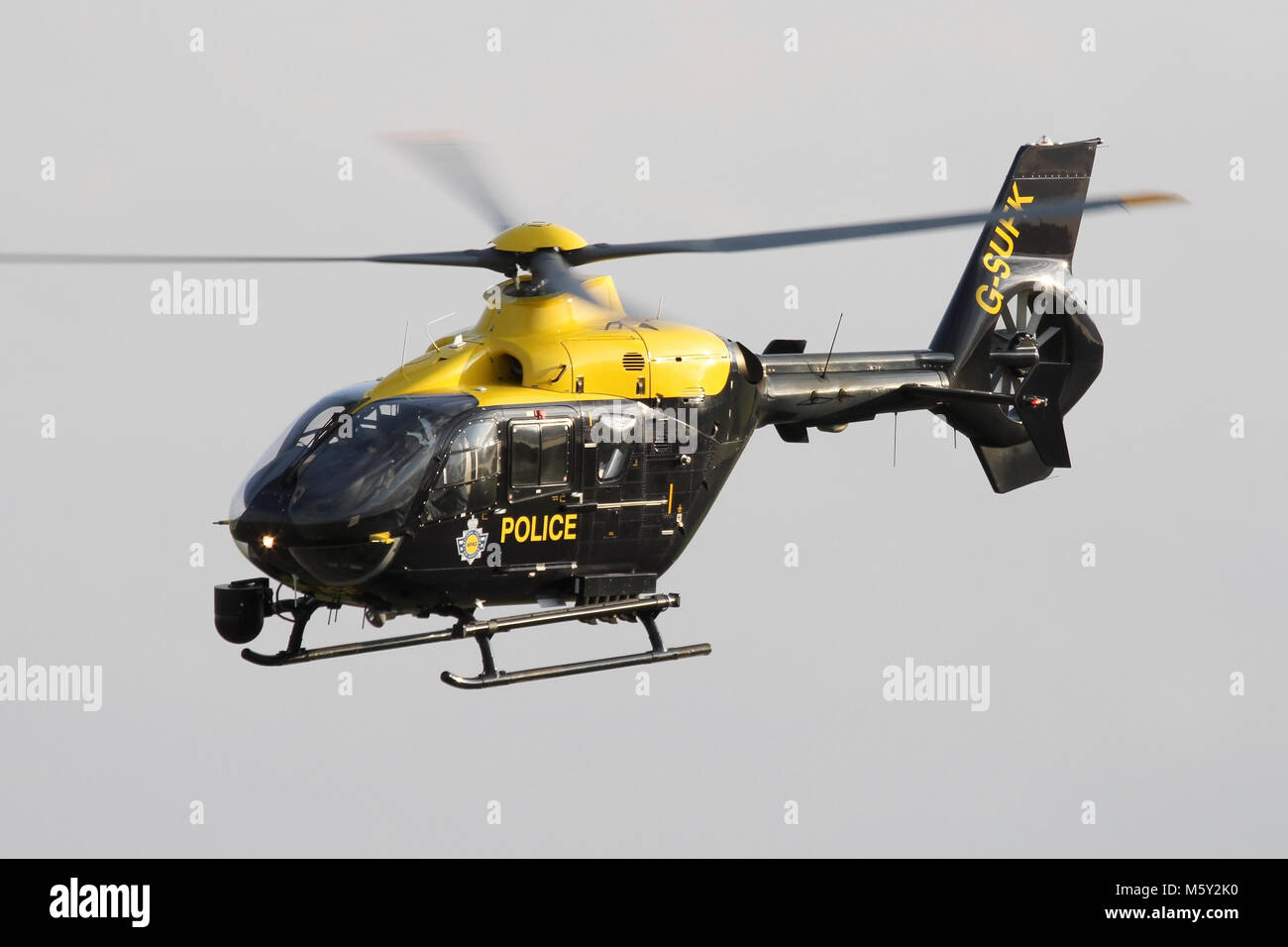 Nazionale di Polizia servizio aereo Eurocopter EC135 nell'overhead di hover Wattisham Airfield in Suffolk. Foto Stock