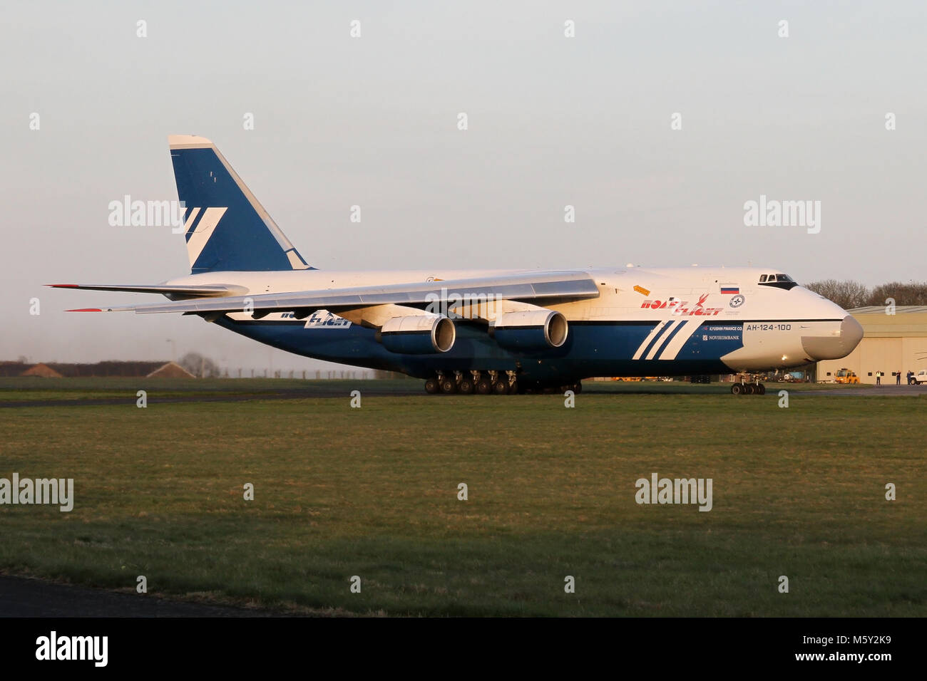 Polet Anotonov azionato un-124 Ruslan rotolando sulla pista a Wattisham airfield con un carico di wah-64 elicotteri Apache per la formazione negli Stati Uniti. Foto Stock