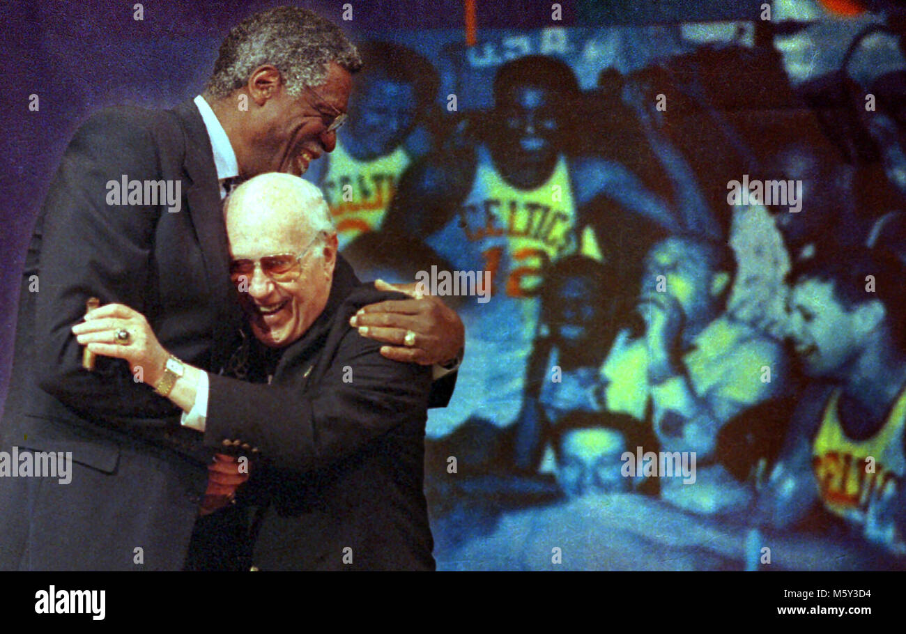 Boston Celtics legend Bill Russell (sinistra) abbracci Red Auerbach (a destra) durante 'Bill Russell notte' presso il centro della flotta in Boston MA USA. Il libro mano nella mano una dettagliata winning streak girare per i Celtics che deve ancora essere eguagliato è stato co-autore di Russell e Red Auerbach. foto di Bill Belknap. Aprile 7, 1999 Foto Stock