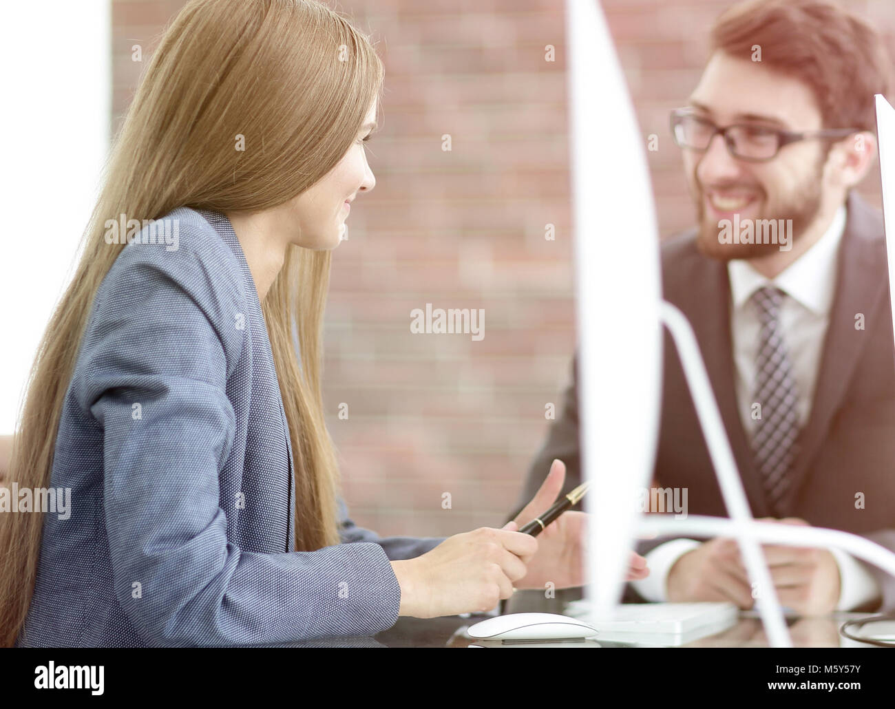 I dipendenti di discutere questioni di lavoro in ufficio Foto Stock