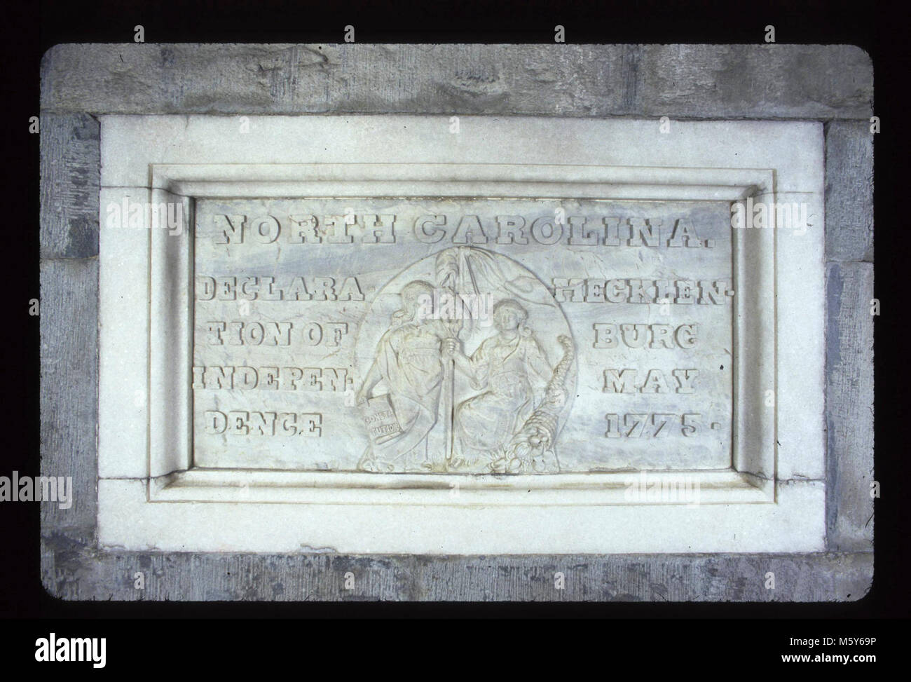 North Carolina Livello: 100-ft. Donatore: Stato del North Carolina Date: 1850s/1853 materiali originali: marmo, due tipi (cinque pezzi) Dimensioni: 3' x 5' Scultore/Carver: non nota originale di iscrizione: North Carolina. Dichiarazione di Indipendenza Mecklenburg Maggio 1775. [Abbr.] Foto Stock